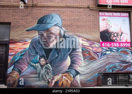 Murale che raffigura i primi anni di vita a Chinatown su Grange Place nel centro di Toronto, Ontario, Canada Foto Stock