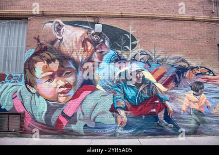 Murale che raffigura i primi anni di vita a Chinatown su Grange Place nel centro di Toronto, Ontario, Canada Foto Stock