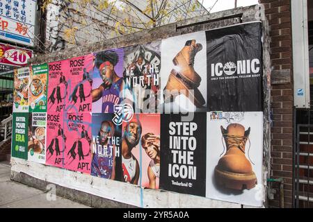 Murale di cartelli pubblicati a Chinatown su Dundas Street West nel centro di Toronto, Ontario, Canada Foto Stock