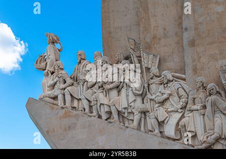 Profilo orientale (dettaglio) del Monumento delle scoperte sulla riva settentrionale del fiume Tago, a Lisbona, Portogallo. Foto Stock