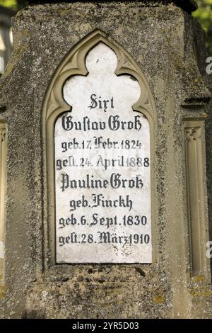 Cimitero Unter den Linden, sito di sepoltura, vecchia lapide, pietra commemorativa per Gustav e Pauline Gross, iscrizione, croce di pietra, Reutlingen, Baden-Wuert Foto Stock