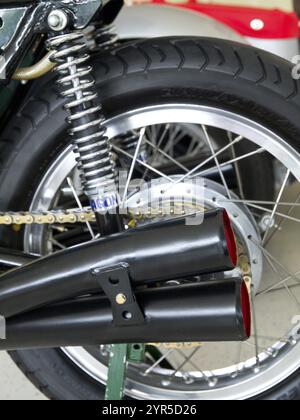 Dettaglio di una motocicletta con sospensione con braccio oscillante e doppi scarichi classici, doesburg, Paesi Bassi Foto Stock