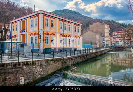 Un bellissimo edificio neoclassico (che oggi ospita una scuola) sul fiume Sakoulevas nel centro di Florina, in Macedonia, Grecia. Foto Stock