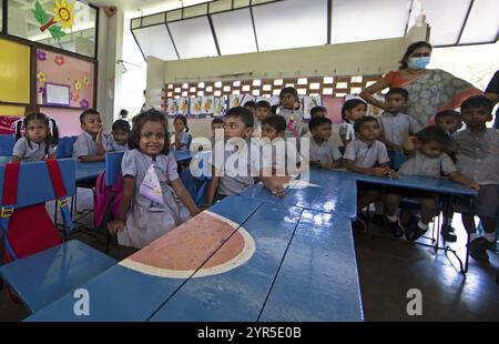 Studenti delle scuole primarie dello Sri Lanka di classe, una fondazione mondiale, Ahungalla, provincia meridionale, Sri Lanka, Asia Foto Stock