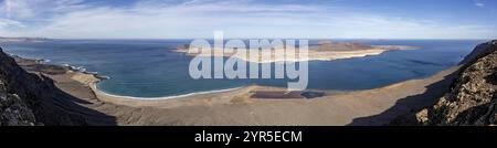 Vista panoramica dell'isola di la Graciosa e del mare circostante, Isole Canarie, Lanzarote, Spagna, Europa Foto Stock