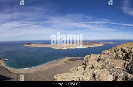 Vista della costa marittima e dell'isola la Graciosa con cielo limpido, Isole Canarie, Lanzarote, Spagna, Europa Foto Stock