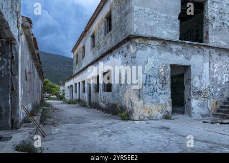 Edificio abbandonato coperto di graffiti sotto un cielo blu in una città vecchia, Lost Place, Trpanj, Peljesac, Neretva, Croazia, Europa Foto Stock