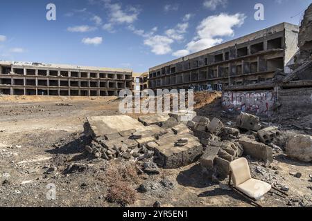 Lost Place, dilapidati impianti industriali con graffiti in un ambiente abbandonato, Isole Canarie, Lanzarote, Spagna, Europa Foto Stock