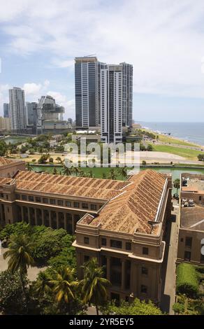 Skyline Galle Face Green, di fronte all'ex palazzo del governo, Colombo, Provincia Occidentale, Sri Lanka, Asia Foto Stock