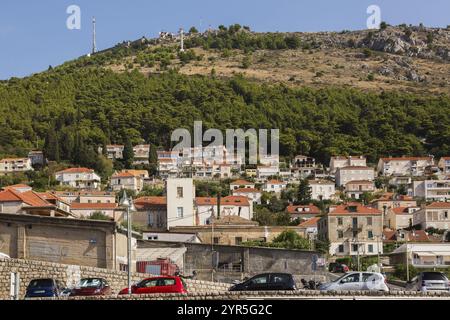 Auto compatte parcheggiate, case e ville con tetti tradizionali in terracotta argillosa sulle colline del Monte Srd, Dubrovnik, Croazia Foto Stock