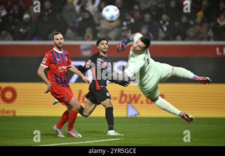 Calcio goal azione goal chance Lifter Omar Marmoush Eintracht Frankfurt SGE (07) contro il portiere Kevin Mueller 1. FC Heidenheim 1846 FCH (01) Benedik Foto Stock