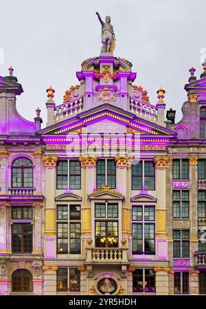 La statua illuminata del vescovo Bonifacio di Losanna sulla guildhall la Chaloupe d'Or, Grand-Place, Grote Markt, Bruxelles, Belgio, Europa Foto Stock