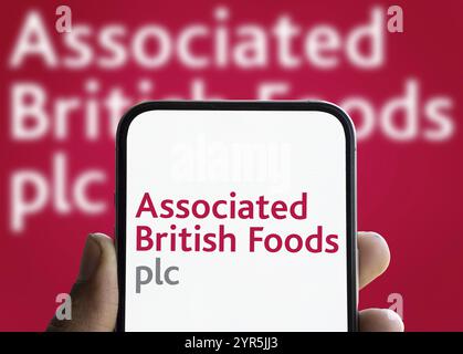 Il logo associato british Foods plc viene visualizzato sullo smartphone. Associated British Foods plc è una multinazionale britannica di trasformazione e vendita al dettaglio di prodotti alimentari Foto Stock