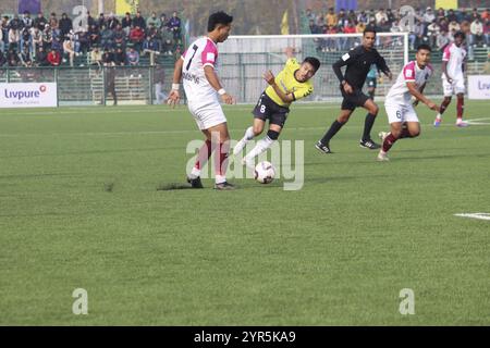 Giocatori in azione intensa durante una partita di calcio, placcaggi in un campo verde, il Real Kashmir Football Club ha iniziato la sua campagna i-League 2024-25 con 2- Foto Stock