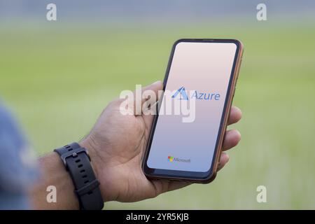 Smartphone con il logo Microsoft Azure, è un servizio cloud offerto come servizio e ospitato nei data center Microsoft Foto Stock