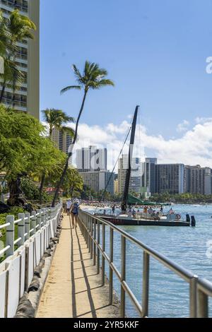 Oahu, Hawaii, Stati Uniti - 5 febbraio 2022: Pittoresco sentiero costiero adiacente agli hotel e Waikiki Beach alle Hawaii Foto Stock