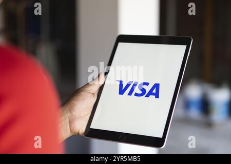 Visa - importante logo dell'azienda di elaborazione dei pagamenti e della carta di credito su uno smartphone, Dacca, Bangladesh 09 settembre 2024. Foto Stock