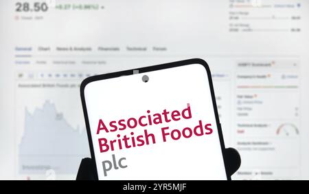 Il logo associato british Foods plc viene visualizzato sullo smartphone. Associated British Foods plc è una multinazionale britannica di trasformazione e vendita al dettaglio di prodotti alimentari Foto Stock