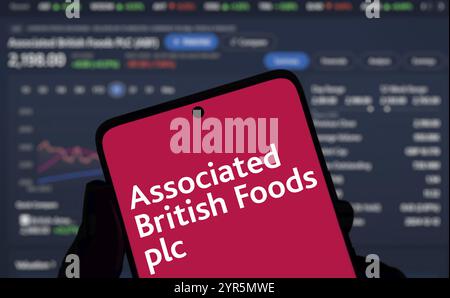 Il logo associato british Foods plc viene visualizzato sullo smartphone. Associated British Foods plc è una multinazionale britannica di trasformazione e vendita al dettaglio di prodotti alimentari Foto Stock