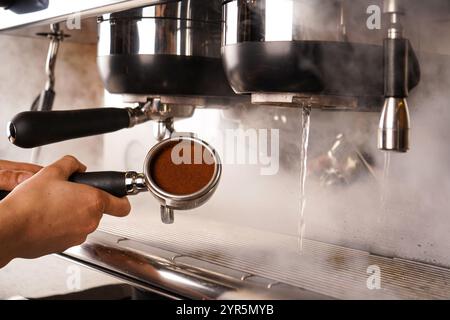 Birre professionali e dettagli del bar. Caffè espresso erogato dalla macchina espresso. Dettagli del barista in caffetteria Foto Stock