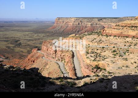 Moki Dugway torna su Cedar Mesa, una sezione di ghiaia della Utah Highway 261 Foto Stock