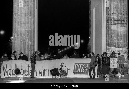 Germania, Berlino, 26 novembre 1991, dimostrazione per la conservazione della radio giovanile DT64, al Brandeburgo Tor, in Europa Foto Stock