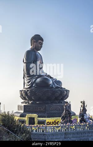 La statua del grande Buddha sulla cima di Fansipan in Vietnam Foto Stock