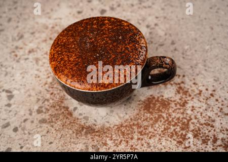 Cacao in un bel bicchiere con marshmallow al forno e spruzzi di cioccolato. Su un tavolo scuro e sfondo bianco. Foto Stock