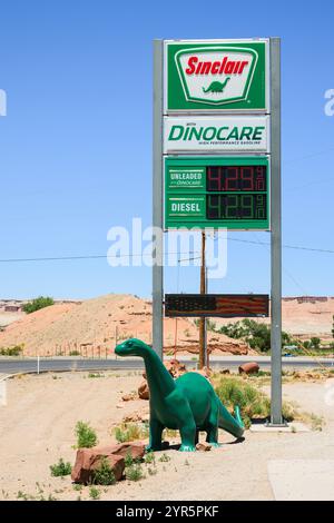 Hanksville, Utah, USA - 18 giugno 2024; stazione di servizio Desert Southwest Sinclair con cartello e dinosauro verde Foto Stock