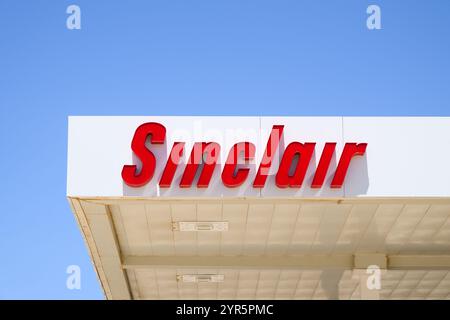 Hanksville, UT, USA - 18 giugno 2024; marchio in rosso sulla tettoia della stazione di servizio Sinclair Foto Stock