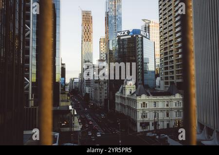Vista di una strada trafficata con il moderno grattacielo NZX sullo sfondo, la borsa valori della nuova zelanda, Auckland, nuova Zelanda, Oceania Foto Stock
