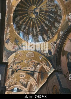 Intricati mosaici artistici su un soffitto a cupola, con immagini religiose che rappresentano l'arte bizantina Foto Stock