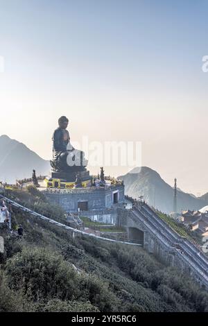 La statua del grande Buddha sulla cima di Fansipan in Vietnam Foto Stock