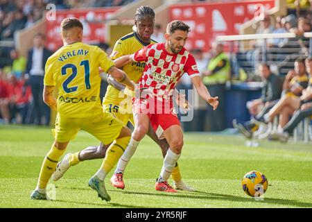 Villarreal, Spagna. 2 dicembre 2024. VILLARREAL, SPAGNA - 01 DICEMBRE: Ivan Martin attaccante a centrocampo del Girona FC gareggia per il pallone con Thierno Barry Centre-forward del Villarreal CF durante la partita LaLiga EA Sports tra Villarreal CF e Girona FC all'Estadio de la ceramica il 1 dicembre 2024 a Villarreal, Spagna. (Foto di Jose Torres/Photo Players Images/Magara Press) credito: Magara Press SL/Alamy Live News Foto Stock