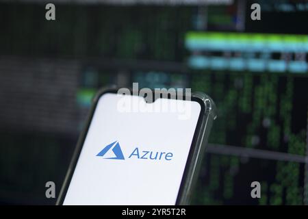 Smartphone con il logo Microsoft Azure, è un servizio cloud offerto come servizio e ospitato nei data center Microsoft Foto Stock