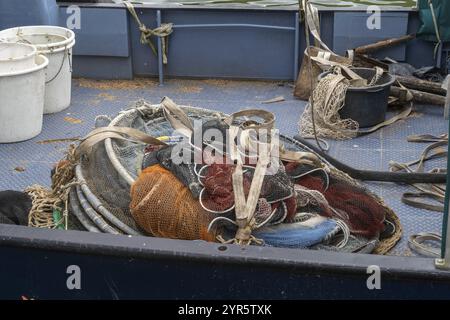 Reti da pesca e corde su una barca Foto Stock