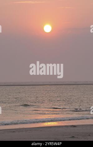 Tramonto tranquillo sul mare con cielo color pastello, Borkum, Mare del Nord, GERMANIA Foto Stock