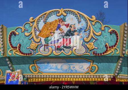 Foto divertente di due clown in una giostra per bambini, Katreinemarkt, Kempten, Allgaeu, Baviera, Germania, Europa Foto Stock