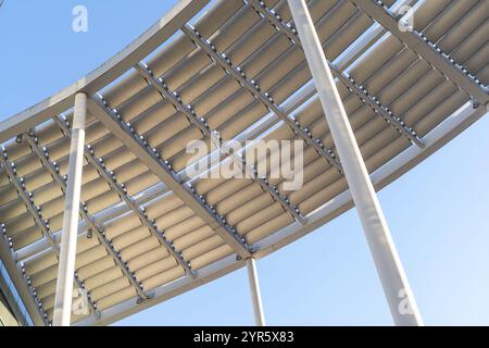 Oof di costruzione dal basso di un moderno edificio commerciale Foto Stock