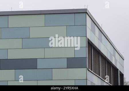 Facciata di una grande casa moderna, parete con finestre Foto Stock