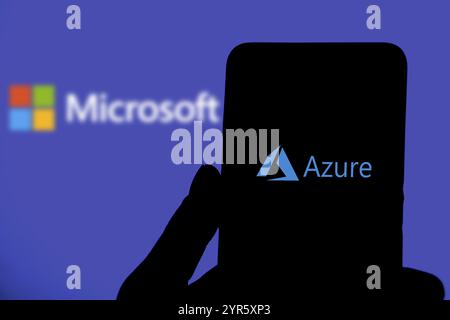 Smartphone con il logo Microsoft Azure, è un servizio cloud offerto come servizio e ospitato nei data center Microsoft Foto Stock