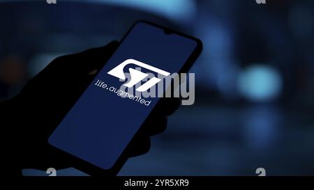 Il logo STMicroelectronics viene visualizzato sullo smartphone. STMicroelectronics NV è una multinazionale europea di produzione di semiconduttori. Foto Stock