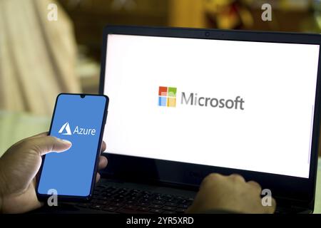 Smartphone con il logo Microsoft Azure, è un servizio cloud offerto come servizio e ospitato nei data center Microsoft Foto Stock