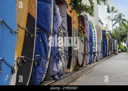 Oahu, Hawaii, Stati Uniti - 21 febbraio 2018: Passerella fiancheggiata da tavole da surf che conduce a Waikiki Beach a Oahu, Hawaii Foto Stock