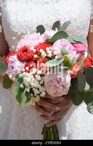 Elegante bouquet nuziale con rose e peonie Foto Stock