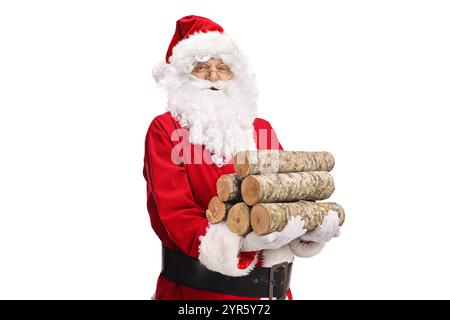 Babbo natale con una pila di legna da ardere isolata su sfondo bianco Foto Stock