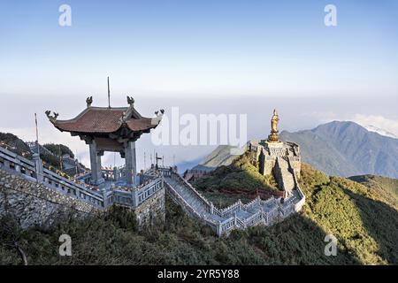 La statua in bronzo della dea Guan Yin sulla cima di Fansipan in Vietnam Foto Stock