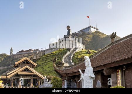 La statua del grande Buddha sulla cima di Fansipan in Vietnam Foto Stock