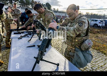 Soldati STATUNITENSI assegnati al 554th Military Police Company, 709th Military Police Battalion, 18th Military Police Brigade, e 212th Military Police Company, 93rd Military Policy Battalion, 1st Armored Division, con tre soldati tedeschi della 7th Military Police Company, il reggimento 3 ha partecipato all'annuale Clifton Challenge il 27 novembre 2024 sulla USAG di Stoccarda, Germania. L'evento commemora la memoria di Karen Clifton, soldato caduto, in una serie di sfide per testare l'abilità e la resistenza di ogni squadra mentre costruisce morale e cameratismo. Foto Stock