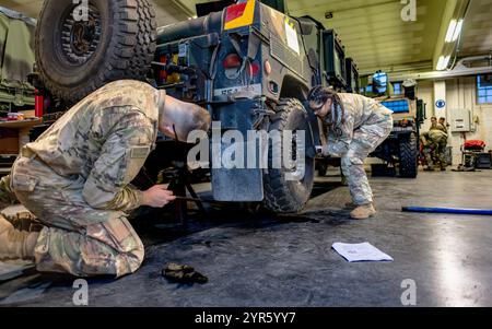 Soldati STATUNITENSI assegnati al 554th Military Police Company, 709th Military Police Battalion, 18th Military Police Brigade, e 212th Military Police Company, 93rd Military Policy Battalion, 1st Armored Division, con tre soldati tedeschi della 7th Military Police Company, il reggimento 3 ha partecipato all'annuale Clifton Challenge il 27 novembre 2024 sulla USAG di Stoccarda, Germania. L'evento commemora la memoria di Karen Clifton, soldato caduto, in una serie di sfide per testare l'abilità e la resistenza di ogni squadra mentre costruisce morale e cameratismo. Foto Stock